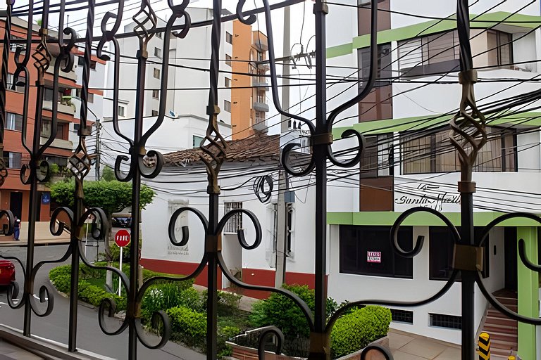 Cerca de la clínica San Luis.