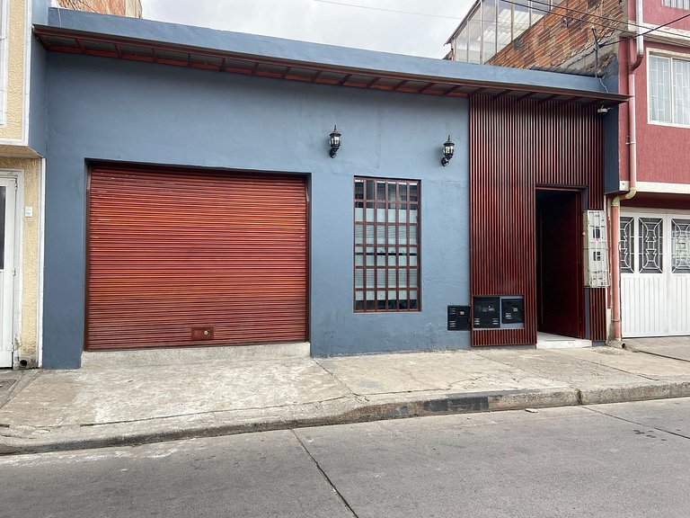 Queen Bed Room, minutes from the Airport